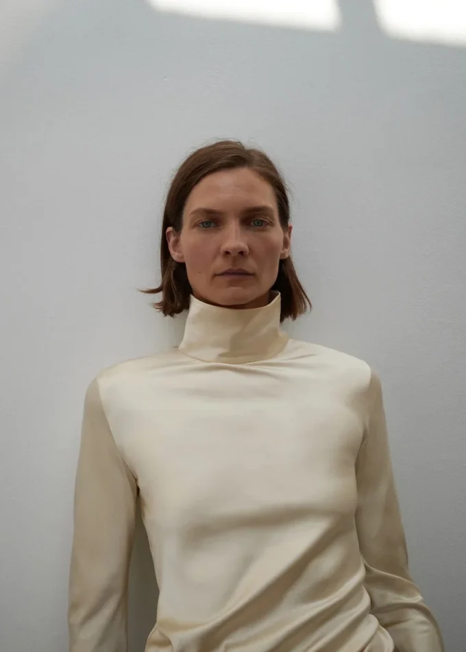 Blouse en satin à col montant