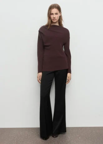Blouse à encolure asymétrique