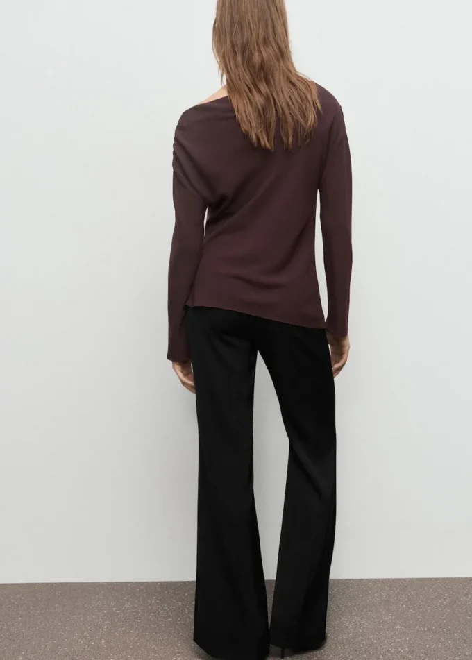 Blouse à encolure asymétrique