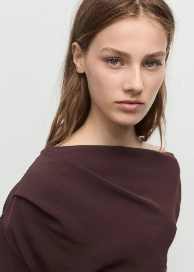 Blouse à encolure asymétrique