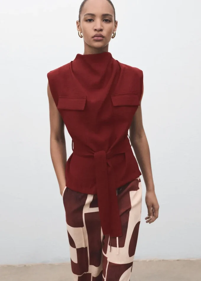 Blouse à encolure drapée et ceinture