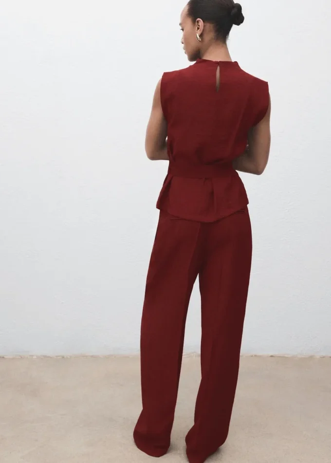 Blouse à encolure drapée et ceinture