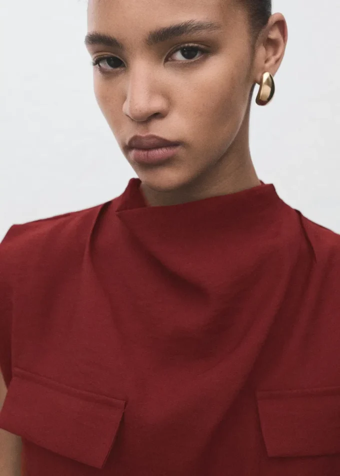 Blouse à encolure drapée et ceinture
