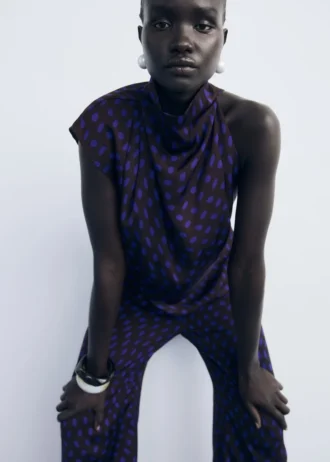 Blouse à pois avec col drapé