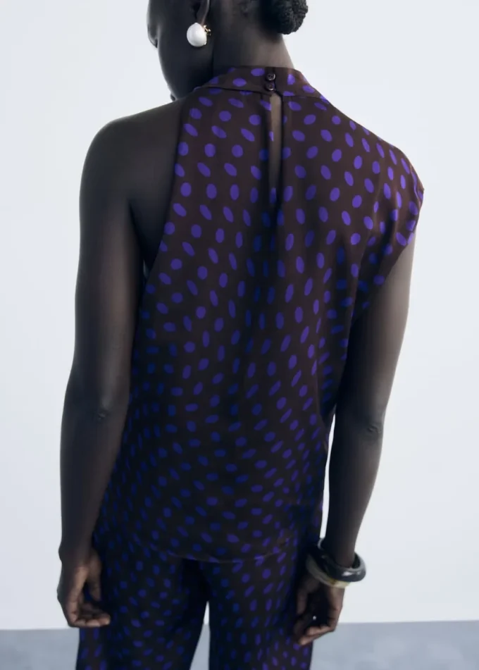 Blouse à pois avec col drapé