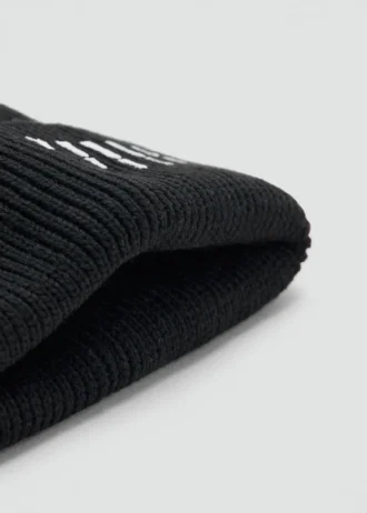 Bonnet en tricot avec motif tête de mort
