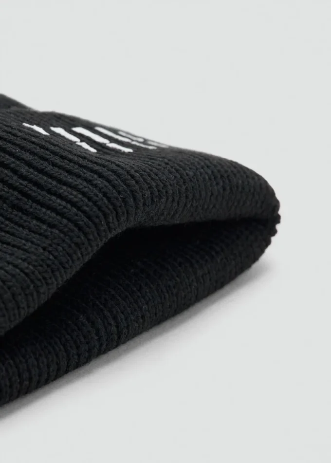 Bonnet en tricot avec motif tête de mort