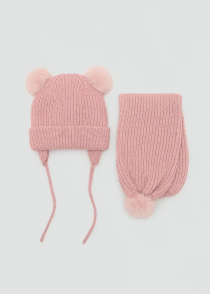 Écharpe tricotée avec pompon