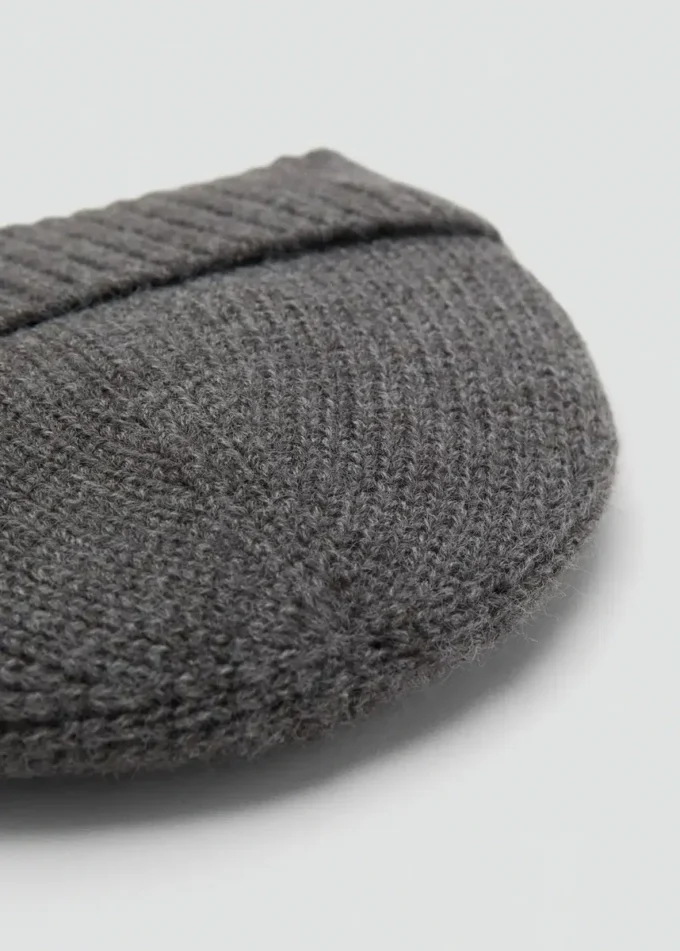 Bonnet tricoté avec revers