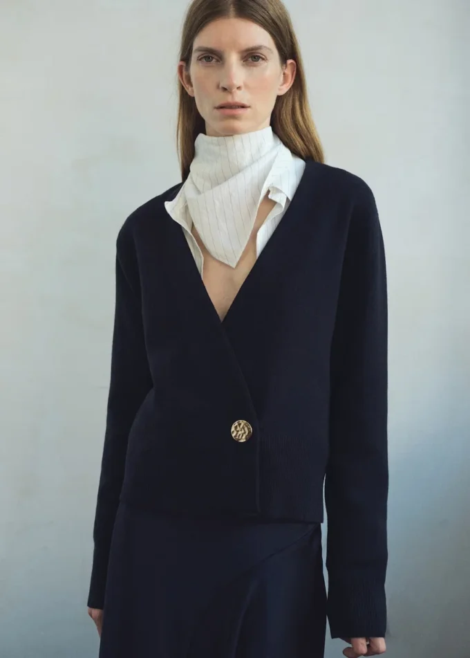 Cardigan croisé avec bouton bijou