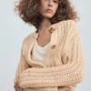 Cardigan en maille épaisse avec boutons bijoux
