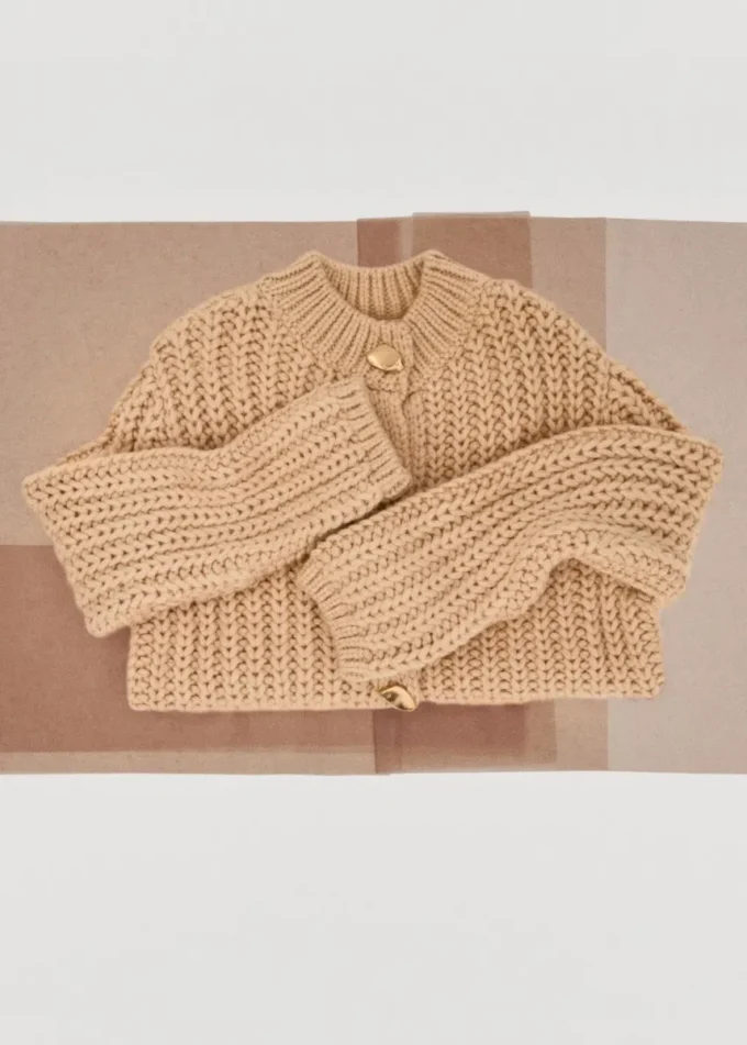 Cardigan en maille épaisse avec boutons bijoux