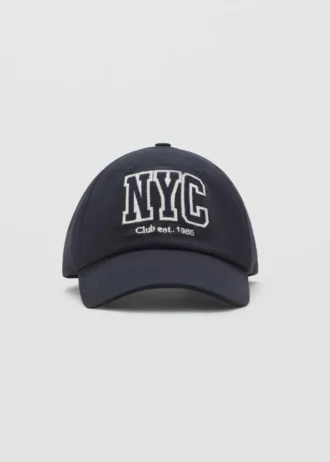 Casquette avec lettre brodée