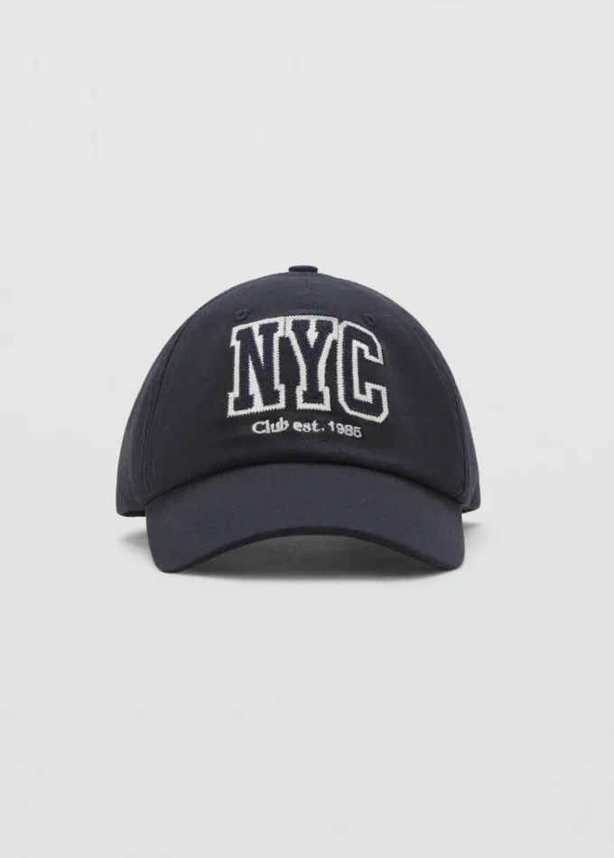 Casquette avec lettre brodée