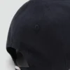 Casquette avec lettre brodée