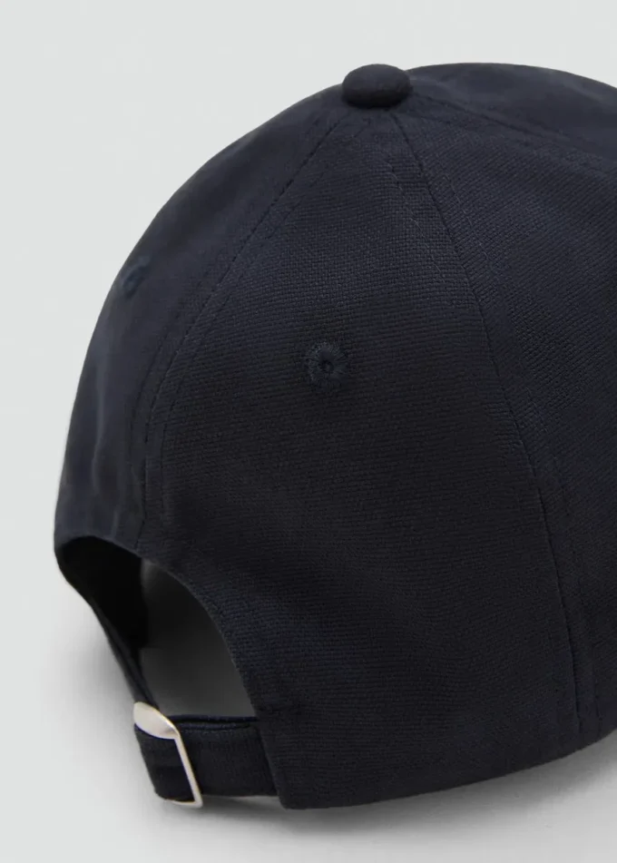 Casquette avec lettre brodée