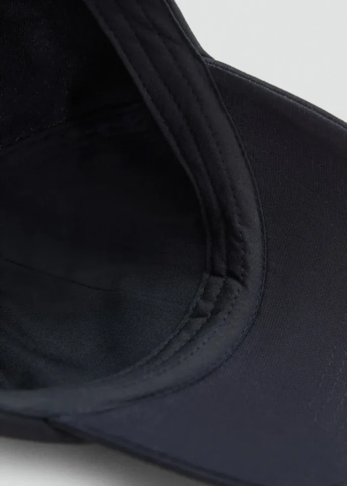 Casquette avec lettre brodée