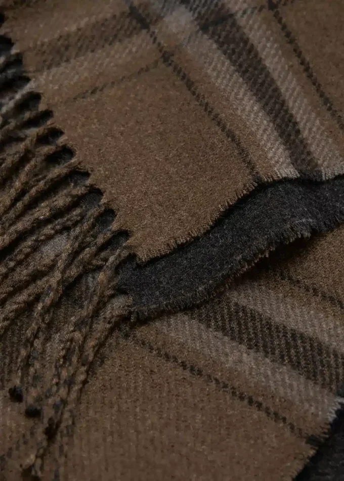 Écharpe à carreaux et franges Écharpe à carreaux et franges