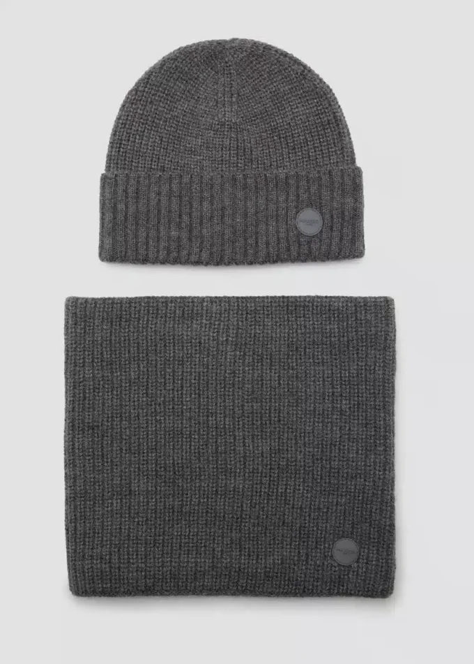 Bonnet tricoté avec revers