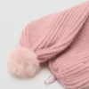 Écharpe tricotée avec pompon
