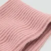 Écharpe tricotée avec pompon