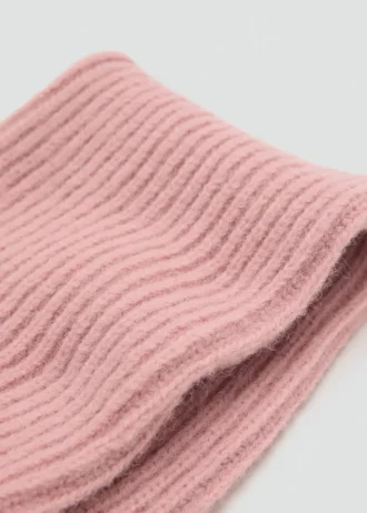 Écharpe tricotée avec pompon