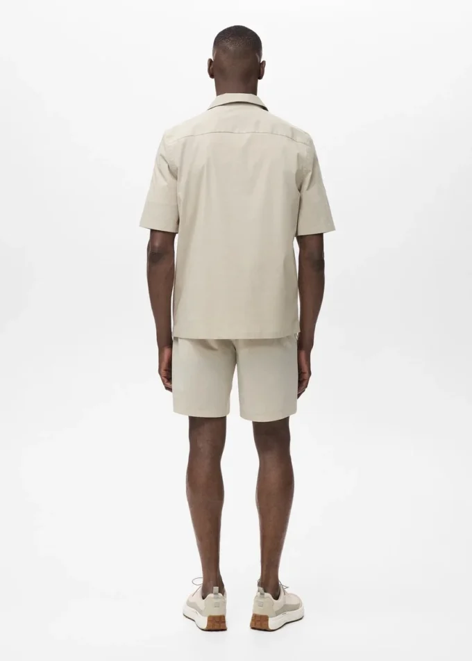 Chemise coupe classique avec poche poitrine
