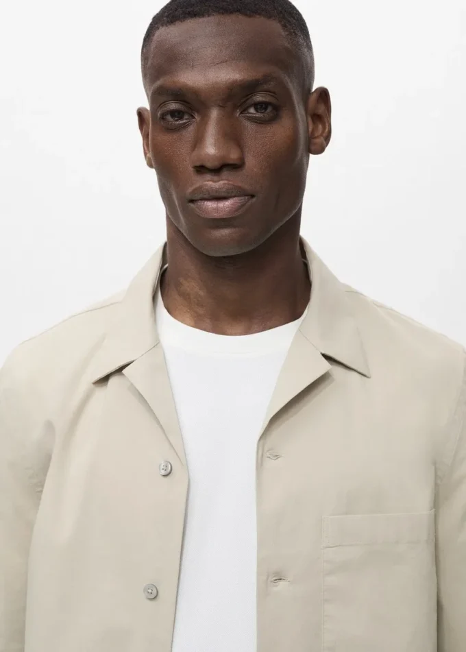 Chemise coupe classique avec poche poitrine