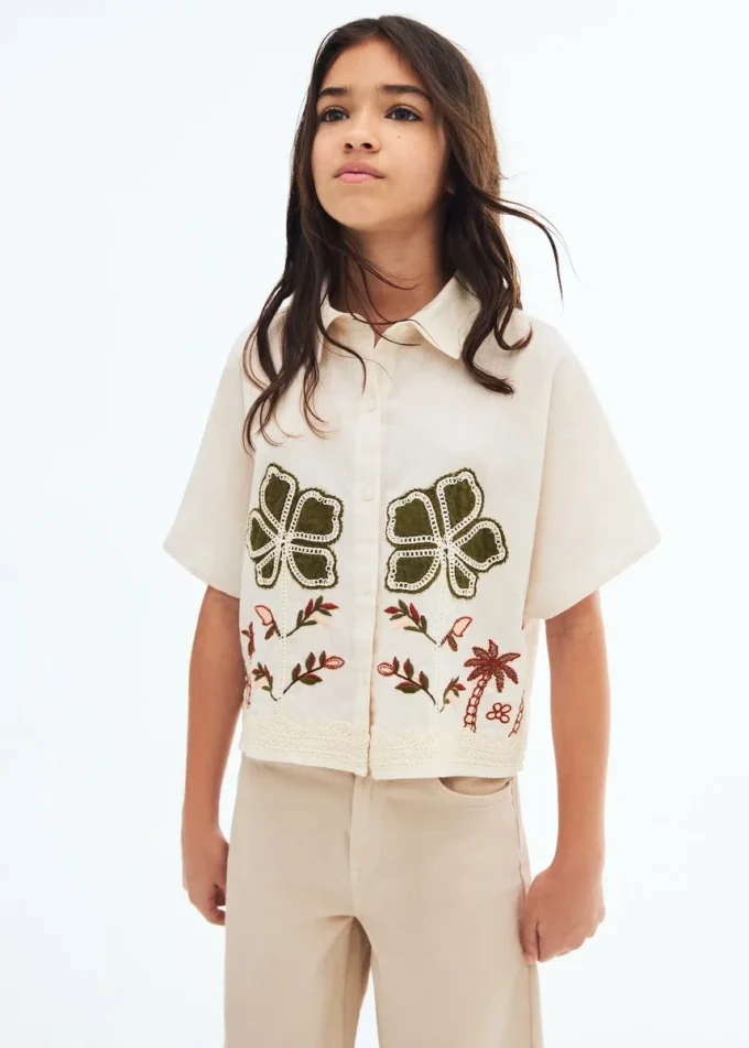 Chemise en lin brodée de fleurs