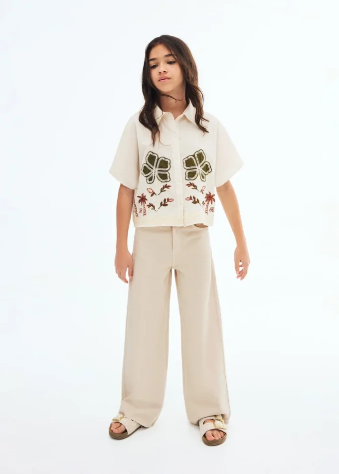 Chemise en lin brodée de fleurs