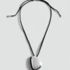 Collier pendentif avec composant métallique