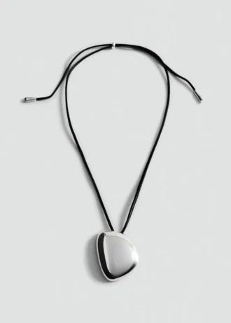 Collier pendentif avec composant métallique