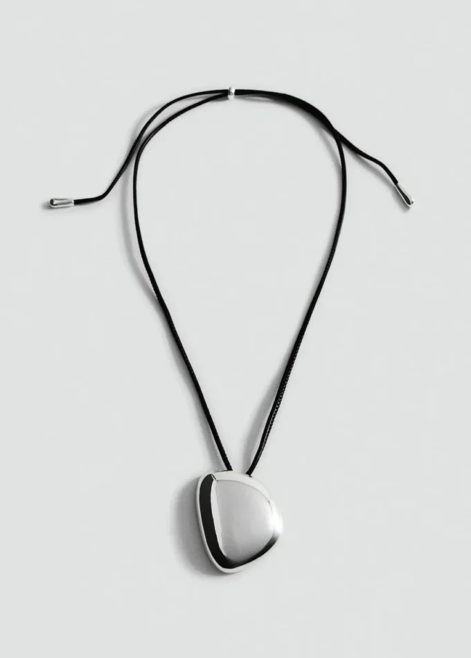 Collier pendentif avec composant métallique