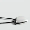 Collier pendentif avec composant métallique