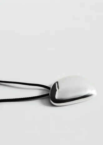 Collier pendentif avec composant métallique