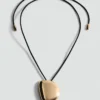 Collier pendentif avec composant métallique