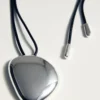 Collier pendentif avec composant métallique