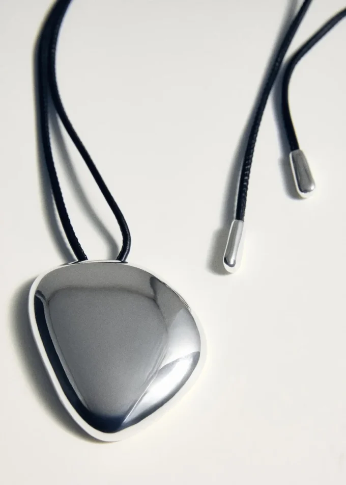 Collier pendentif avec composant métallique