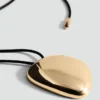 Collier pendentif avec composant métallique