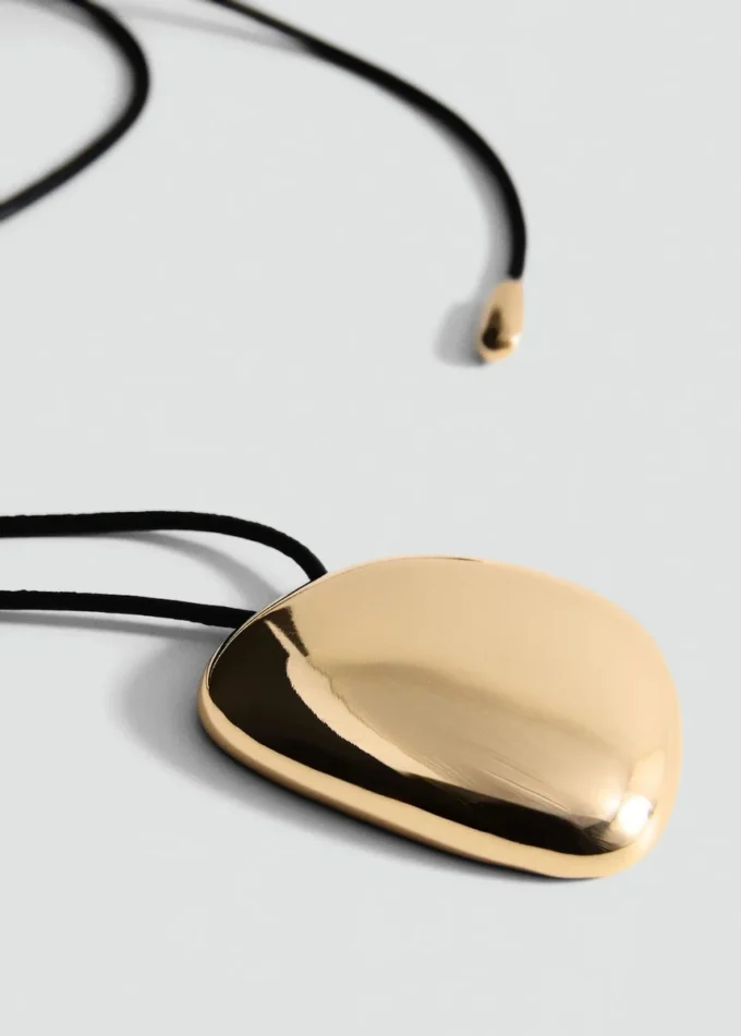 Collier pendentif avec composant métallique