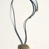Collier pendentif avec composant métallique