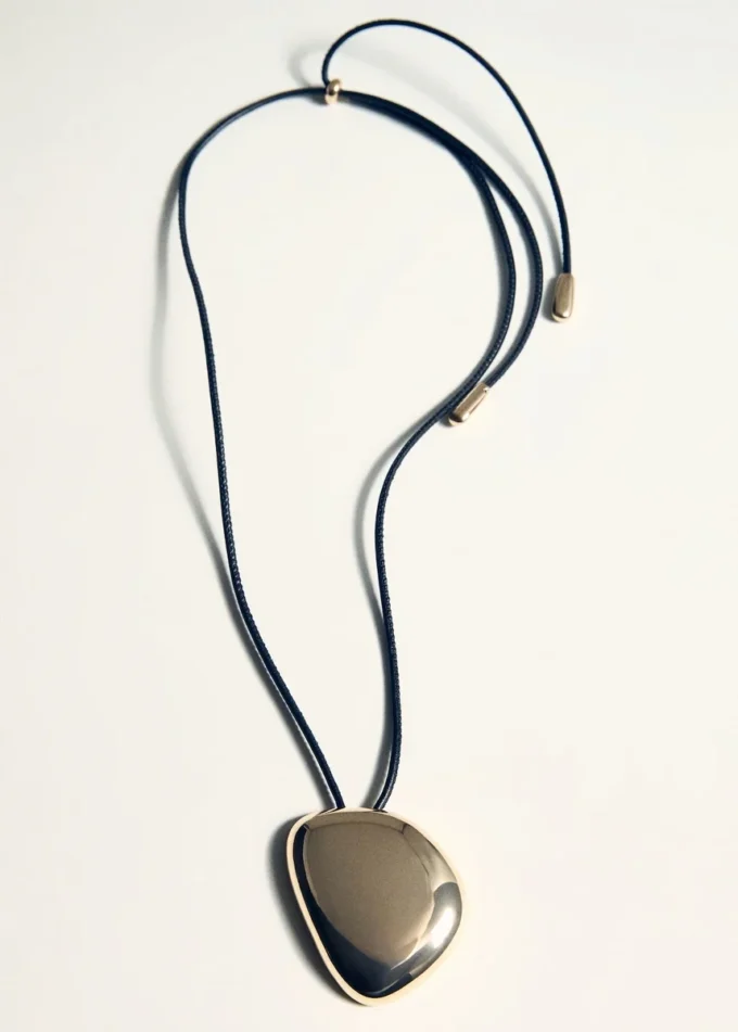 Collier pendentif avec composant métallique