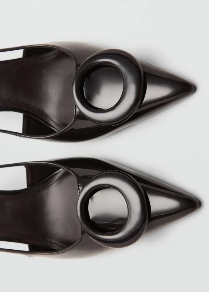 Escarpins en cuir verni avec détail anneau