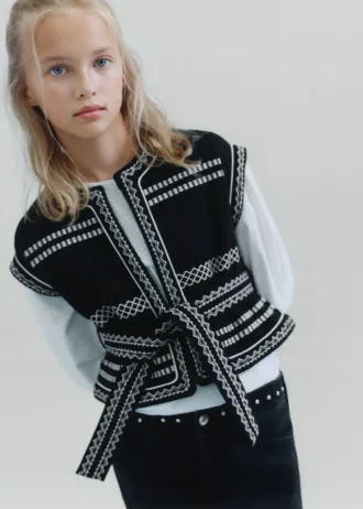 Gilet brodé avec ceinture