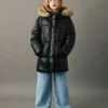Grand anorak avec capuche effet fourrure Grand anorak avec capuche effet fourrure