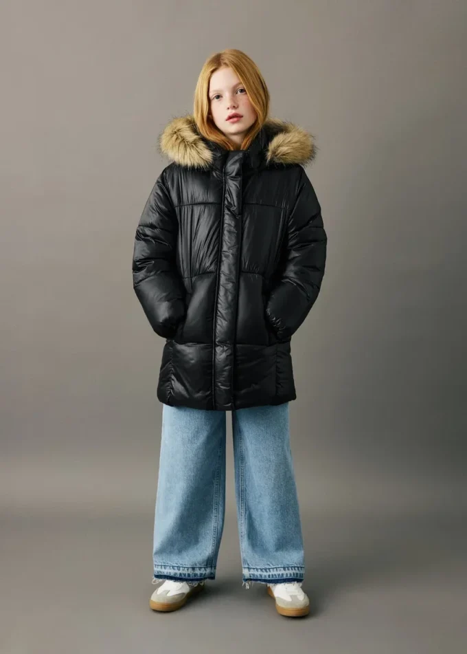 Grand anorak avec capuche effet fourrure Grand anorak avec capuche effet fourrure