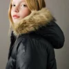 Grand anorak avec capuche effet fourrure Grand anorak avec capuche effet fourrure