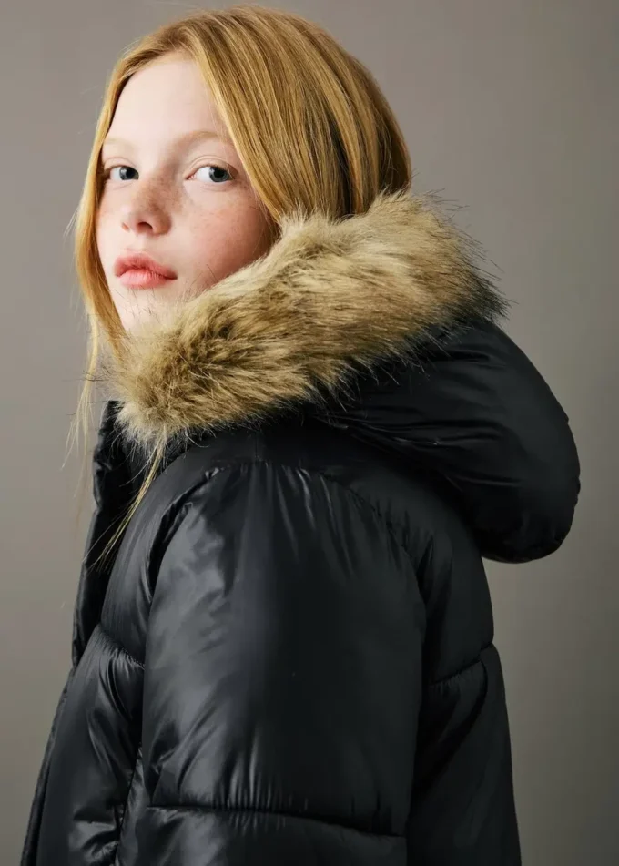 Grand anorak avec capuche effet fourrure Grand anorak avec capuche effet fourrure
