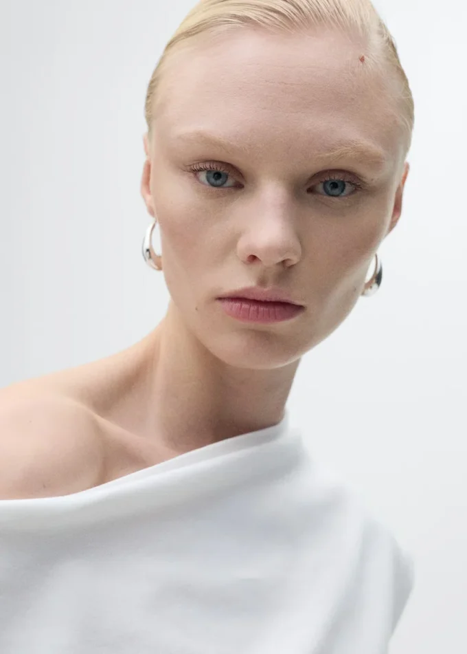 Haut en coton avec encolure asymétrique