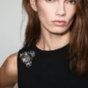 Haut en maille avec fleur métallique